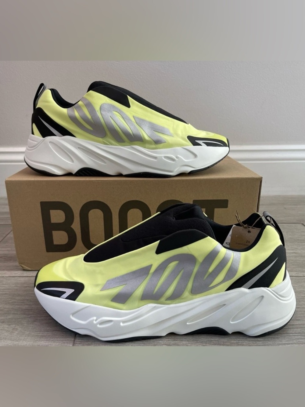Men's ADIDAS Yeezy Boost 700 MNVN Laceless GY2055 Phosphor Size 12 NEW DS V2 V3